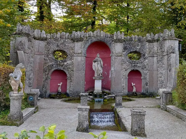Ein Blick über die Hecke in die Wasserspiele. | Foto: H.Bachinger