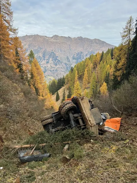 Der Radbagger stürzte rund 100 Meter über steiles Gelände ab und blieb stark beschädigt liegen. | Foto: Polizei