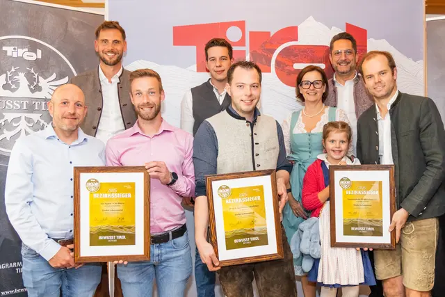 Die ausgezeichneten „Bewusst Tirol“ Bezirkssieger der Prämierung Unterland im Hotel Post in Strass.  | Foto: AMTirol