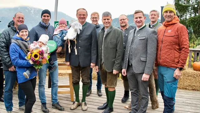 Beim Herbstfest am Wilden Berg wurde die 100.000 Besucher-Marke überschritten. Im Bild: Markus Leitner (GF TV Erzberg Leoben), Familie Reisinger als 100.000 Besucher, Georg Bliem (GF Wilder Berg), Peter Weichbold (Prokurist Planai-Hochwurzen-Bahnen GmbH), Andreas Prieger (Parkleiter Wilder Berg), Andreas Trenk (Leitung Gastronomie Wilder Berg), Andreas Kühberger (Bürgermeister Gemeinde Mautern), Eduard Zentner (LAK Präsident Steiermark), Rudolf Tischhart (Vorsitzender TV Erzberg Leoben) (v. l.) | Foto: Norbert Ortner