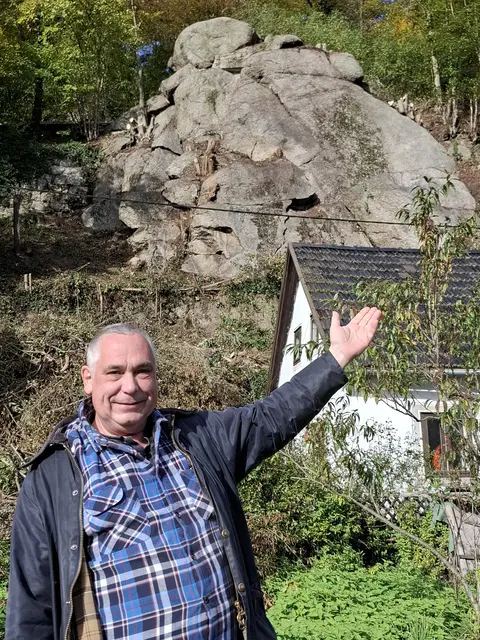 Die Felsformation zwischen Donauuferbahn und B3 ließ der Greiner Kulturwissenschaftler und Historiker Dr.  Karl Hohensinnervon einem Kletter-Spezialisten von Bäumen, Sträuchern und Gestrüpp befreien. | Foto: Zinterhof