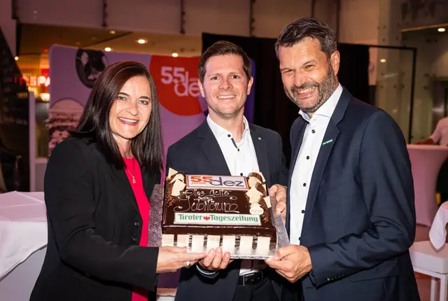Susanne Buratti und Gerhard Ostermann (Tiroler Tageszeitung) gratulierten mit einer
Jubiläumstorte. | Foto: © David Johansson