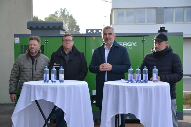 DI Gerald Gebhardt, Leiter Bau und Betrieb Nord der Baudirektion Burgenland, Ing. Claus Paar, MSc, Hauptreferatsleiter für Katastrophenschutz und Krisenmanagement der Abteilung 8 - Kompetenzzentrum Sicherheit, Infrastrukturlandesrat Mag. Heinrich Dorner und Baudirektor DI (FH) Wolfgang Heckenast informierten über die Ausstattung der Standorte der Baudirektion mit Notstromaggregaten. | Foto: Rosenberger Victoria