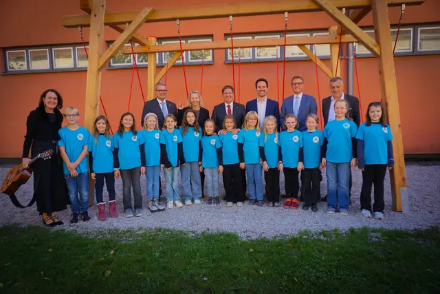 Bei der Eröffnung des erweiterten Schulgartens des ISZ Wels durften die Schülerinnen und Schüler hohen Besuch musikalisch willkommen heißen. | Foto: Rittenschober