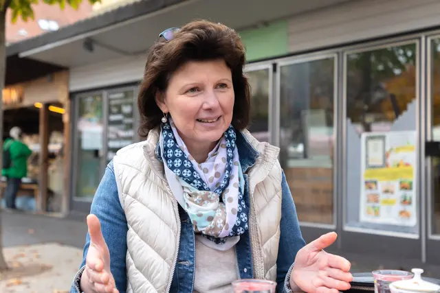 "Fleischwaren Rinner" gibt es seit 105 Jahren, seit 35 Jahren arbeitet Renate Rinner im Betrieb. Sie kennt die Abläufe und auch Herausforderungen wie keine andere. | Foto: Konstantinov