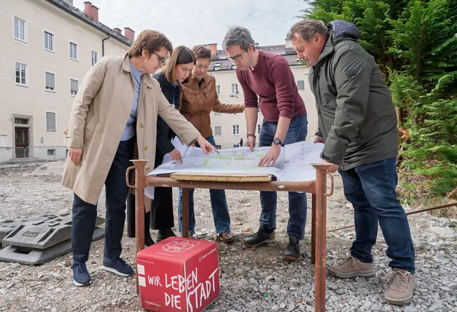 Neben 28 neuen Wohnungen bekommt die stadteigene Wohnanlage einen grünen Innenhof. Im Bild: V.l.n.r.: Anna Detzlhofer (DnD Landschaftsplanung), Sarah Untner (Büro Raumsinn), Dagmar Steiner (Amtsleiterin Wohnservice), Bgm.-Stv. Kay-Michael Dankl und Johannes Innerhofer (gswb / KgL) | Foto: Stadt Salzburg/Alexander Killer