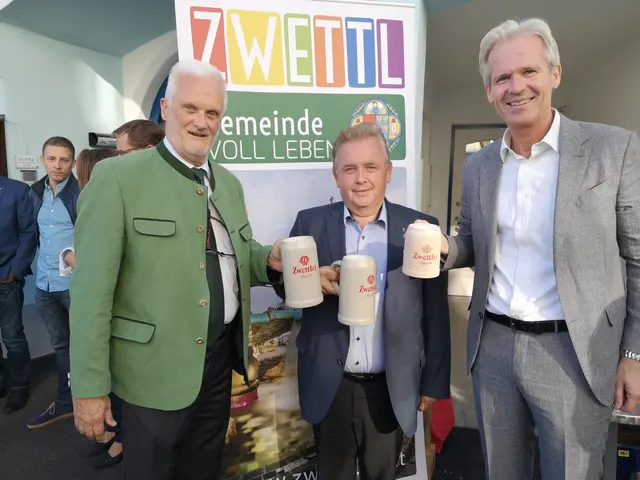 Bei der Eröffnung der Begegnungszone: Bezirkshauptmann Michael Widermann, Bürgermeister Franz Mold und Zwettler Bier Geschäftsführer Karl Schwarz (v.l.) stießen gemeinsam auf die Neugestaltung an. | Foto: Daniel Schmidt