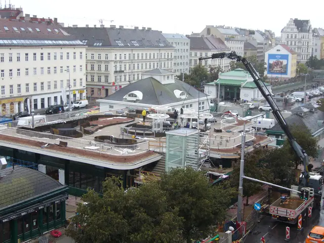 Bei der neuen Naschmarkthalle scheiden sich die Geister. Bildet das Konzept ein positiv komplementäres Bild zu den Otto-Wagner-Häusern oder macht sie das Stadtbild zunichte? | Foto: Richard Weihs