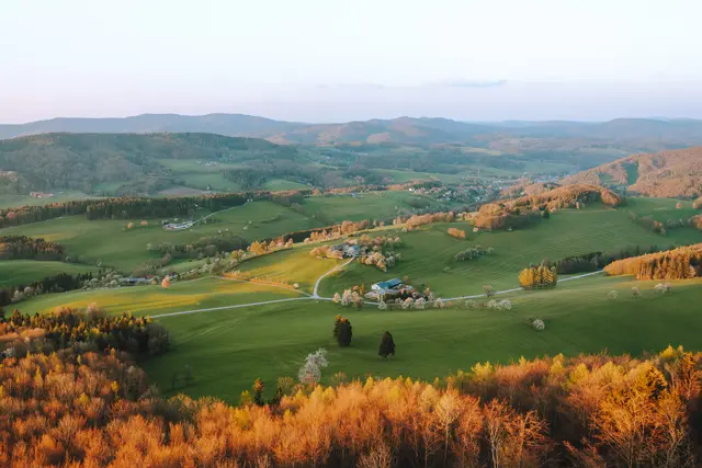 Blick von der Araburg (Mostviertel) ins Tal. | Foto: Louis Geister