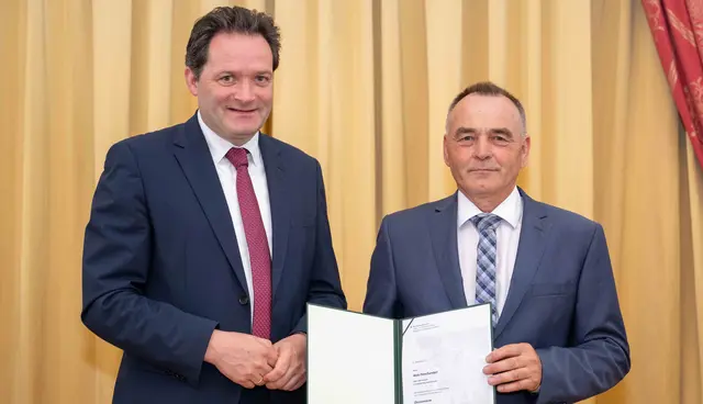 Bundesminister Norbert Totschnig (l.) bei der Verleihung des Berufstitels "Ökonomierat" an Alois Fleischanderl im Palais Coburg. | Foto: BMLUK/ Rene Hemerka