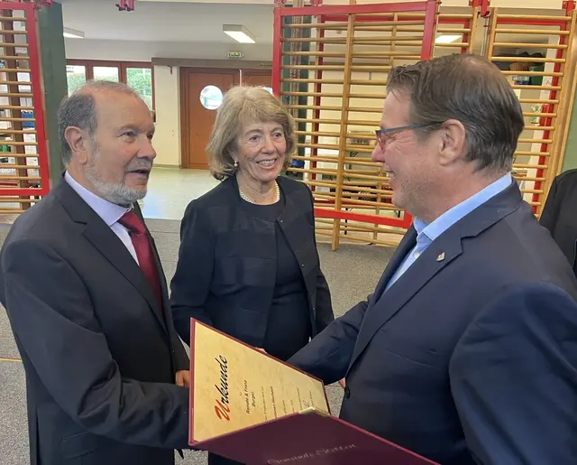 Bürgermeister Thomas Windsor-Seifert führt eine doppelte Ehrung durch: Franz Burger wurde zum 80. Geburtstag und zur diamantenen Hochzeit mit Gattin Renate gratuliert.   | Foto: Burger