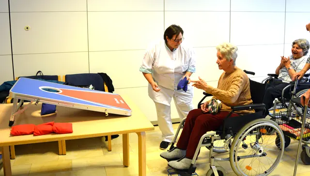 Sonja Asanger mit einer Teilnehmerin bei der „Senioren-Olympiade“. | Foto: Caritas