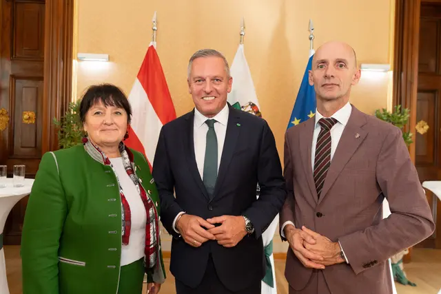 "Erstmals seit Jahren sinkt die Neuverschuldung des Landes Steiermark" – erklärten LH-Stv. Manuela Khom, LH Mario Kunasek, Finanzlandesrat Willibald Ehrenhöfer bei der Präsentation des Landesbudgets 2026. | Foto: Land Steiermark/Robert Binder