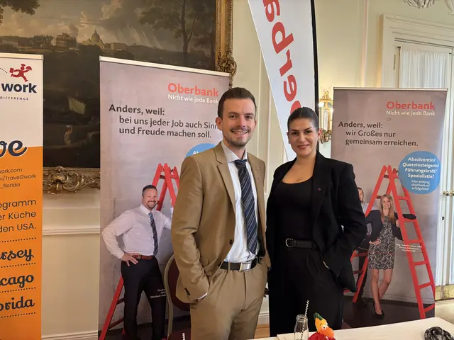 Ebenfalls am Career Day 2025 vertreten: Lukas Gatterbauer (General Banking) und Ana Hrkac (Corporate Banker) von der Oberbank. | Foto: Emanuel Hasenauer
