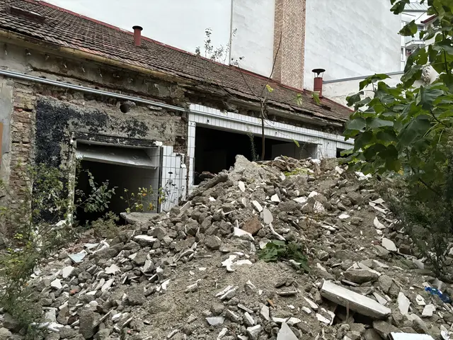 Von dem Schutthaufen sollen Jugendliche regelmäßig auf die Dächer steigen, wie ein Anrainer berichtet.  | Foto: Luca Arztmann/MeinBezirk