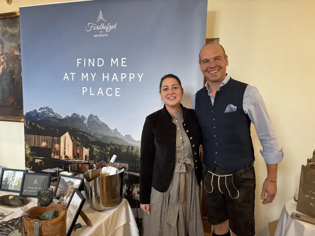 Der Hoteldirektor des Naturhotels Forsthofgut Daniel Kreil und Julia Hinteregger (Leitung Human-Ressource) waren sehr zufrieden mit dem Interesse der Schülerinnen und Schüler. | Foto: Emanuel Hasenauer