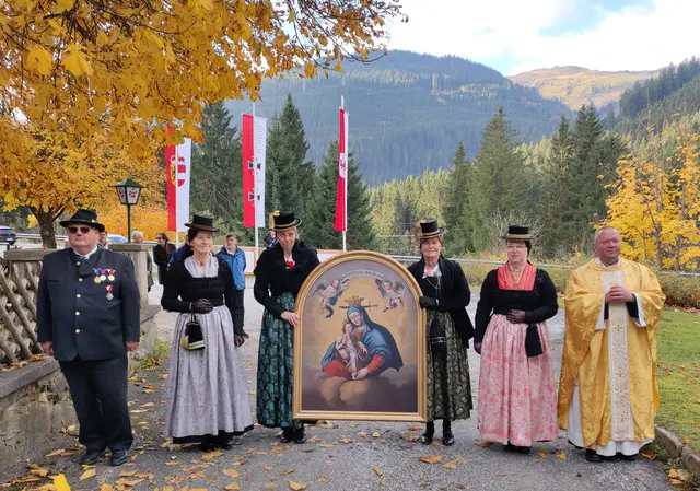 Die Westendorfer Röcklgwandfrauen mit dem Einzug des Marienbildes, li. Franz Leutgeb, re. Pfarrer Roland Frühauf. | Foto: Mühlberger