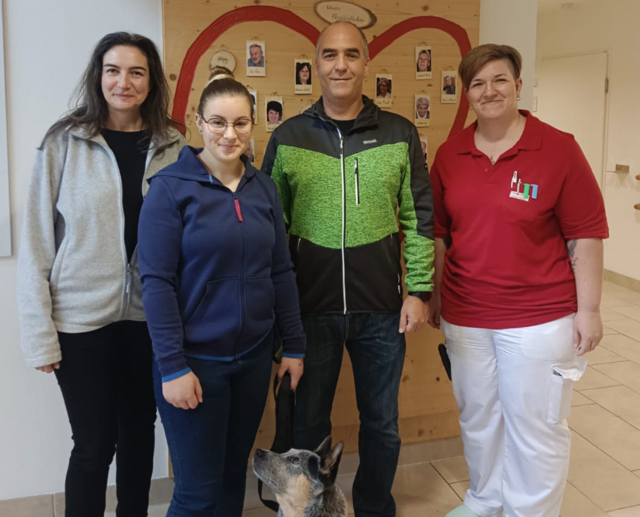 Heimleitung Barbara Gerhart mit Julia Löschenbrand und "Bella", Rainer Winkler und Petra Schlosser.