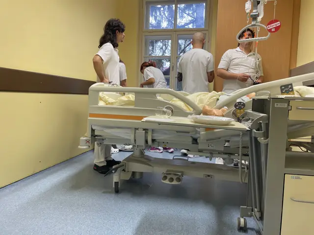 Auszubildende im Universitätsklinikum Wiener Neustadt beim interaktiven Training im „Room of Horrors“ – hier werden Risikokompetenz und Aufmerksamkeit für potenzielle Gefahrenquellen im Pflegealltag geschult. | Foto: UKWN