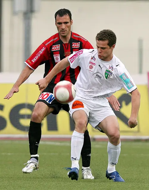 2007: Daniel Brauneis im Dress des FC Gratkorn wird von Toni Ehmann, damals beim LASK, attackiert. Mit 39 Jahren scort Brauneis für Grambach. | Foto: GEPA