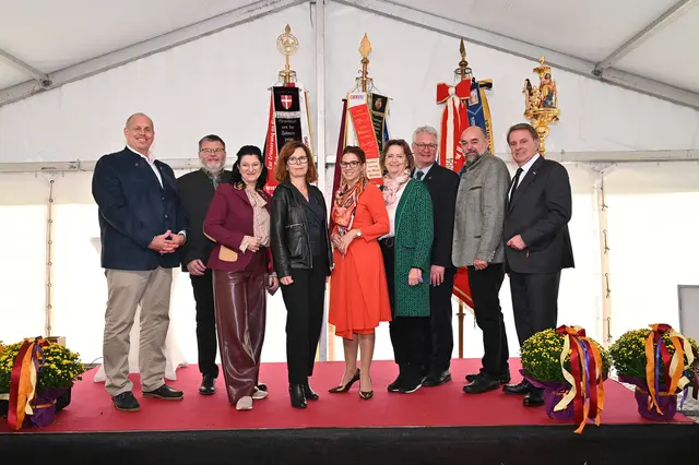 Gerhard Hausner (Landesinnung Wien), Jürgen Kreibich (Landesinnung NÖ), NRAbg. Maria Neumann (Spartenobfrau Gewerbe und Handwerk WK Wien), Birgit Schulz (Direktorin der HTL Baden Malerschule), Bgm. Carmen Jeitler-Cincelli, Renate Scheichelbauer-Schuster (ehemalige Bundesspartenobfrau Handwerk und Gewerbe), LAbg. Christoph Kainz, Andreas Denner (Präsident Malerschule) und WKNÖ Präsident Wolfang Ecker. | Foto: 2025psb/sap