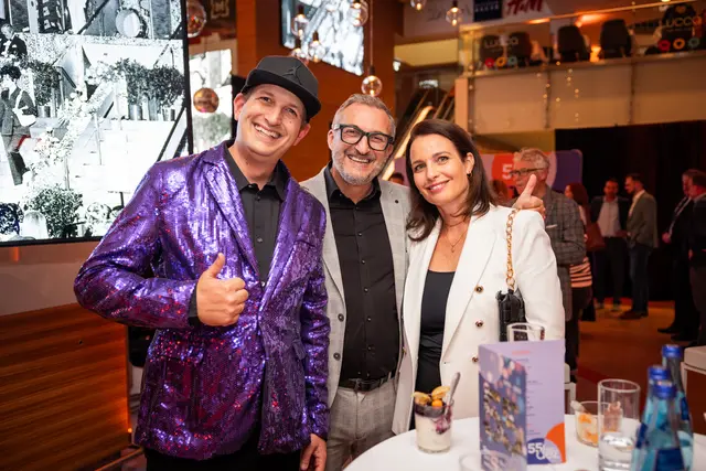 Sebastian Kaufmann (Life Radio Tirol) mit Micha-Emanuel und Marnie Hauser (Autopark
Innsbruck). | Foto: © David Johansson