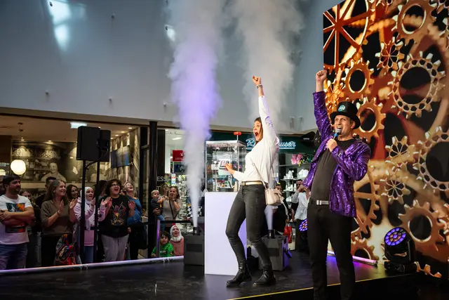 Spannung und Freude beim großen Volvo EX30-Gewinnspiel – die Gewinnerin kann ihr
Glück kaum fassen, als sich der Safe öffnet. | Foto: © David Johansson