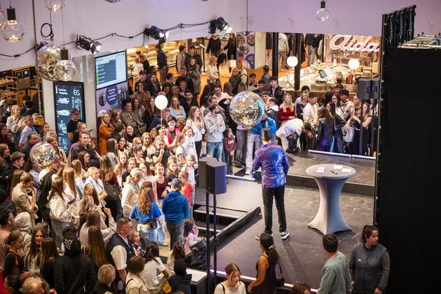 Moderator Sebastian Kaufmann sorgte bei der Shopping Night mit seinem spannenden
Gewinnspiel für beste Stimmung. | Foto: © David Johansson
