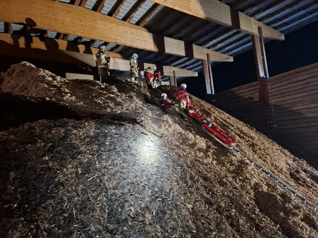 Die Übung im Heizkraftwerk Kuchl war besonders realistisch gestaltet – neben einem umfassenden Löschangriff musste auch eine verletzte Person vom Hackschnitzelberg mithilfe von Steckleitern und Höhensicherung gerettet werden.  | Foto: FF Kuchl