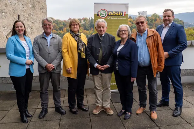 Julia GRANEGGER; Wolfgang Hack (Obfrau STV.); Gertrude RATHGEB-WAGNER (Obfrau STV); Landesobmann LH a.D. Josef PÜHRINGER; Obfrau Ursula VOGLSAM; Anton LEITNER (OBbfrau STv.) und Landesgeschäftsführer Franz EBNER. | Foto: OÖ Seniorenbund