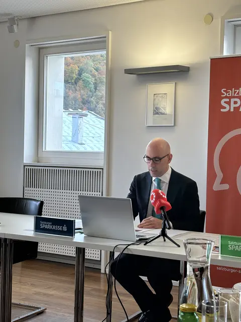 Der Landesdirektor der Salzburger Sparkasse, Claus Graggaber, präsentierte die Sparstudie 2025.  | Foto: Lisa Gold 