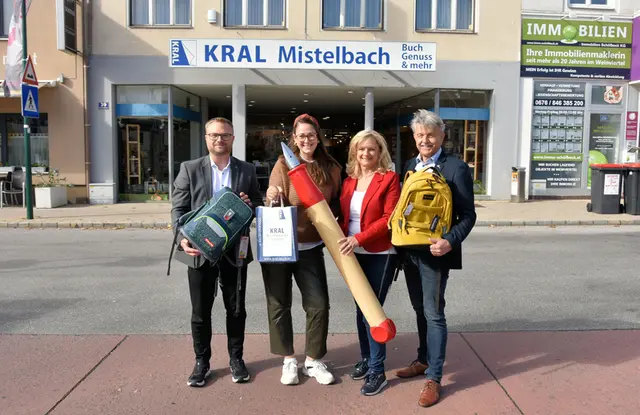 Bürgermeister Erich Stubenvoll, Elisabeth Ivancich von der Buchhandlung KRAL sowie Karin und Peter Harrer

 | Foto: Stadtgemeinde