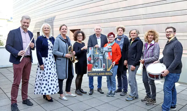 Das Organisationsteam mit Josef Bratl, Gabriela Grabner, Birgit Pretterhofer, Inge Wurzinger, Johann König, Gabriele Zierler, Marie-Theres Zirm, Christian Heuegger-Zirm, Irmgard Prassl und Manuel Maurer präsentierte die angekauften Instrumente und lädt mit vielen attraktiven Programmpunkten zum nächsten Ball am 24. Jänner. | Foto: Stadtkommunikation/Lagler
