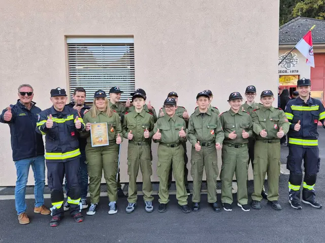 Groß ist die Freude bei der Feuerwehrjugend und den Kameraden der FF Himmelberg sowie auch bei Bgm. Heimo Rinösl über den tollen Preis. | Foto: FF Himmelberg