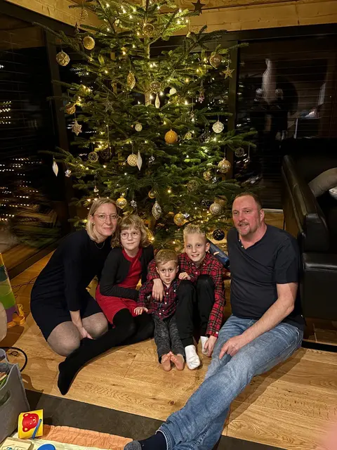 Das letzte Weihnachten für die Familie, an dem ihre Mama noch bei ihnen war.  | Foto: Schörgenhuber