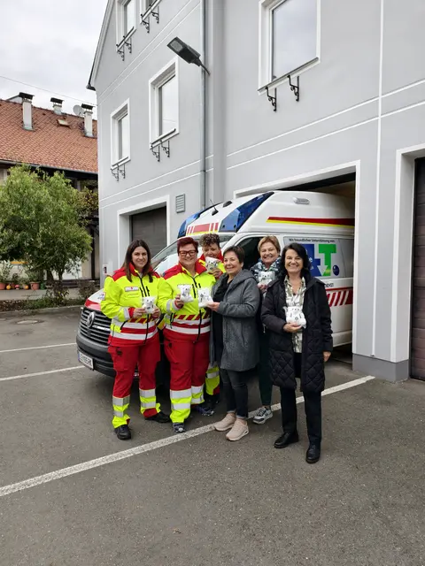 Die Kiwanis übergaben Teddybären an das Rote Kreuz Trofaiach. Im Bild: Ortsstellenleiterin Michaela Aigner, Ortsstellenleiterin-Stv. Claudia Zechner, Kassierin Michaela Slamnig, Kiwanis Trofaiach Präsidentin Karin Plank, Schriftführerin Heide Palier, Bärbel Wacker (v. l.) | Foto: Kiwanis Trofaiach