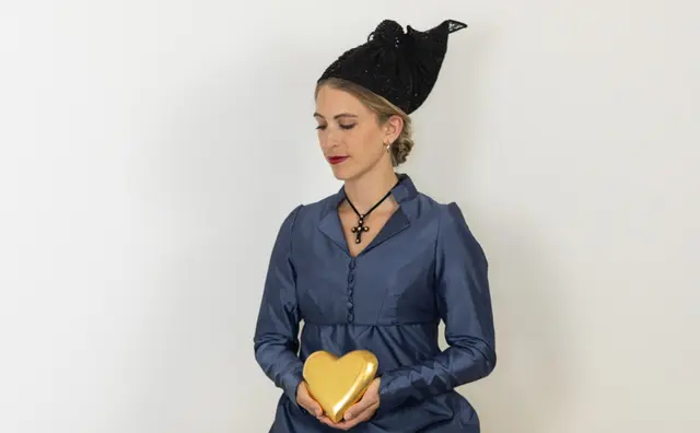 Das goldene Herz der Goldhauben-Gemeinschaft strahlt jetzt auch im Empirekleid. | Foto: Melanie Peterseil/Fine Art Photography