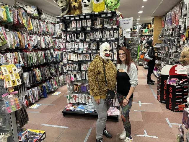 Reisenauer (r.) zeigt die heuer besonders beliebte "Terrifier-Maske".  | Foto: Luca Arztmann/MeinBezirk