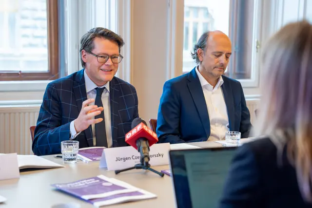 Eine Mitteilung des Demokratiestadtrats Jürgen Czernohorszky (SPÖ, l.) zum Thema „Wiener Demokratie-Strategie“ steht auf der Tagesordnung. | Foto: Valentina Marinelić/MeinBezirk