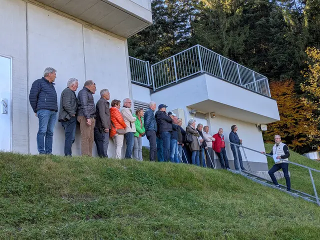 Bürgermeister Helmut Berger (li.) und Vize-Bgm. Josef Eisenmann (re.) zeigten den „Alt-Bürgermeistern“ und ihren Begleiterinnen das moderne Kirchberger Trinkwasserkraftwerk