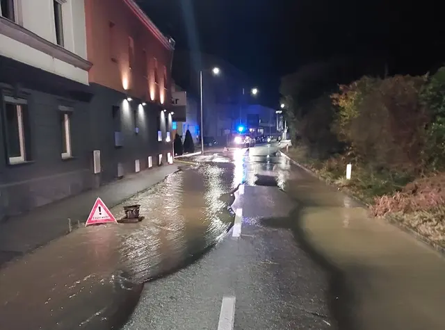In der Nacht von Montag auf Freitag kam es in der Paschinger Straße in Leonding zu einem Wasserrohrbruch. | Foto: Land OÖ/Thalmair