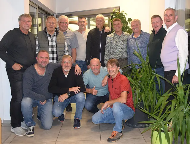 Damals durften nur 14 auf den Spielbericht. Alfred Pöll ist verstorben, alle anderen waren da. Im Bild, hintere Reihe von li.: D. Margreiter, Seebacher, H. Pöll, Lella, Dengg, Weißbacher, J. Margreiter, Treichl, Schiestl.
Vorne von li.: R. Margreiter, Raunegger, Kreidl und Montibeller. | Foto: Schwaighofer