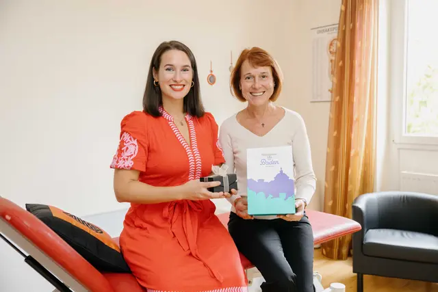 Yasmin Schöndorfer wird von Angela Stöckl-Wolkerstorfer begrüßt (v.l.). | Foto: Stadtgemeinde Baden