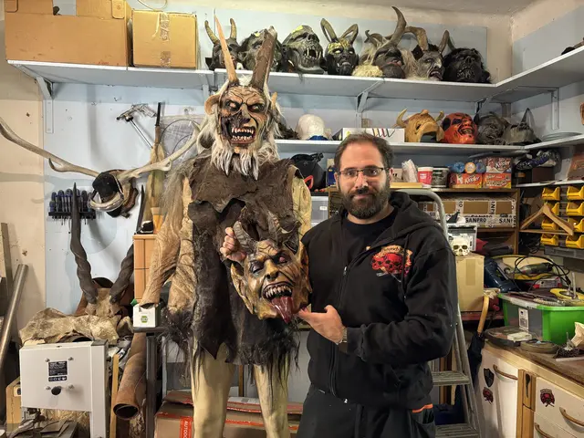 Krampusschnitzer Neisser mit seinen Masken. | Foto: MeinBezirk.at