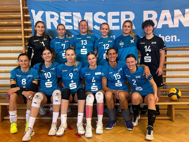 hinten (v.li.):
Bianca Dintl, Julia Sauer, Nadine Mader, Emma Brodner, Leni Horvarth, Chrisi Kurzbauer
vorne (v.li.): 
Ulli Filler, Johanna Wolfbauer, Magdalena Penz, Julia Mader, Veronika Dorda, Caro Biegel
 | Foto: X-Volley Kremserbank