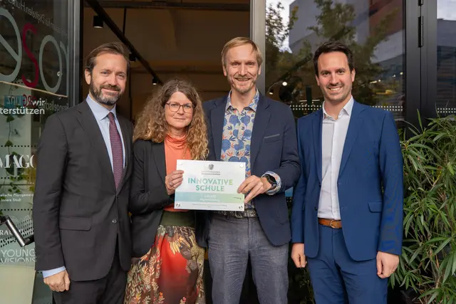 ISB-Vorstand Jakob Calice, ehemalige Schulleiterin Ulrike Schmidt-Zachl, ROSE-Schulleiter Aiko Czetö, Bildungsminister Christoph Wiederkehr (v.l.n.r.). | Foto: ISB Heidecker-Nusser