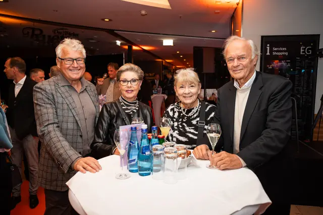 Fridolin Zanon (Zanon Consult), Ingrid Menardi (Menardi Gruppe) und Leopold Wedl (Wedl
Handels-GmbH) und Begleitung. | Foto: © David Johansson