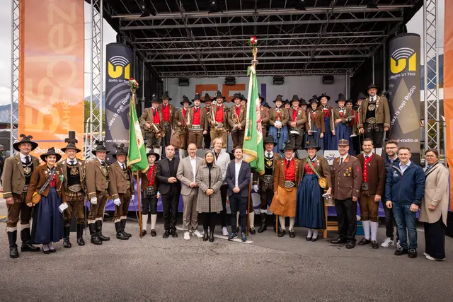 Ehrengäste aus Politik und Wirtschaft, die Musikkapelle Amras und die Schützenkompanie
Amras beim feierlichen Festakt zum 55-jährigen Jubiläum des DEZ Innsbruck. | Foto: © David Johansson