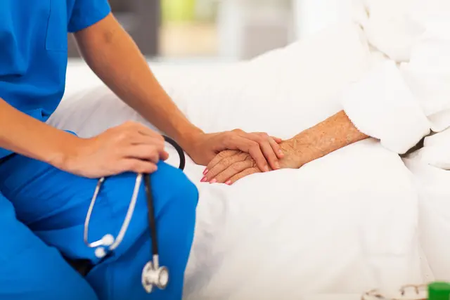 Während das Gesundheitswesen weiter wächst, steigt die Arbeitslosigkeit in mehreren Branchen deutlich an. | Foto: smarterpix