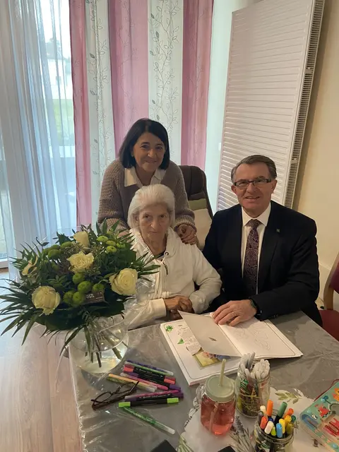 Gratulation an Mirica Macek zum 90er. | Foto: Stadt Wiener Neustadt/Weller